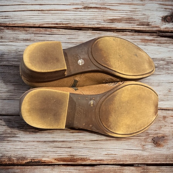 LUCKY Boots with Sassy Embroidered Flower Design Size 11 - Picture 5 of 6